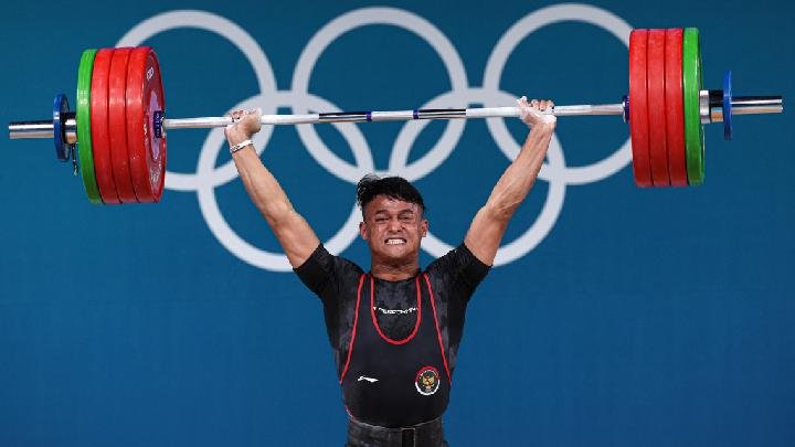 Momen Rizki Juniansyah Bikin Rekor di Angkat Besi Olimpiade